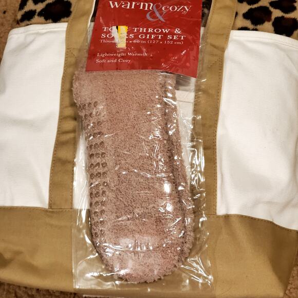 Kmart Warm and Cozy Tote Throw and Socks Gift Set Leopard Print Soft 50" x 60" - Picture 3 of 6